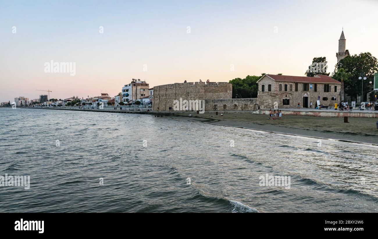 Plage et promenade des palmiers à Larnaca Chypre, septembre 2017 Banque D'Images