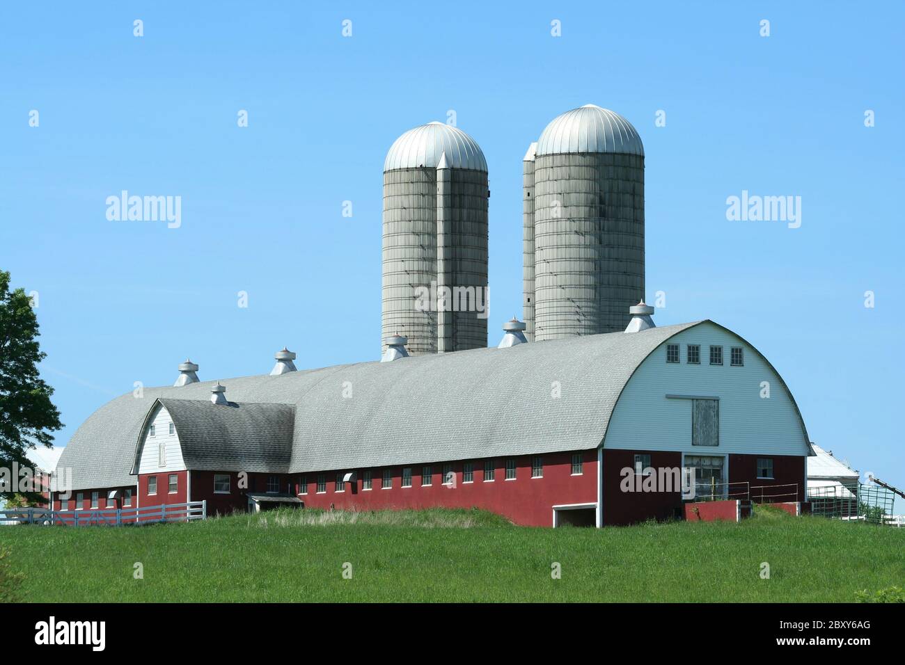 Un barde rouge avec deux silos à grains Banque D'Images