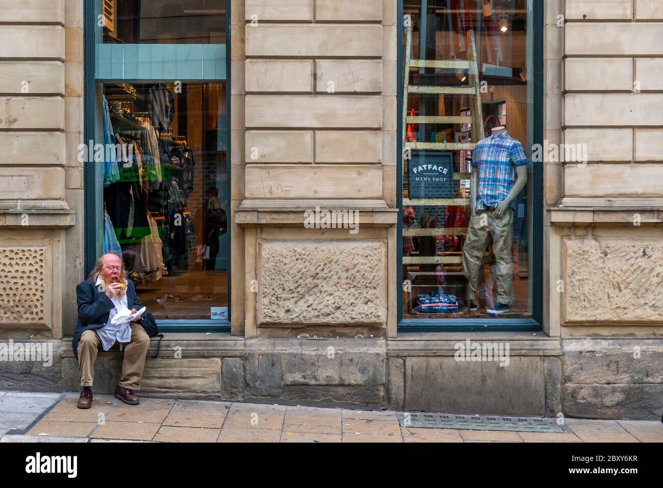 Devant le magasin pour hommes, les collations Fatface ont un goût particulièrement bon. York, Angleterre Banque D'Images