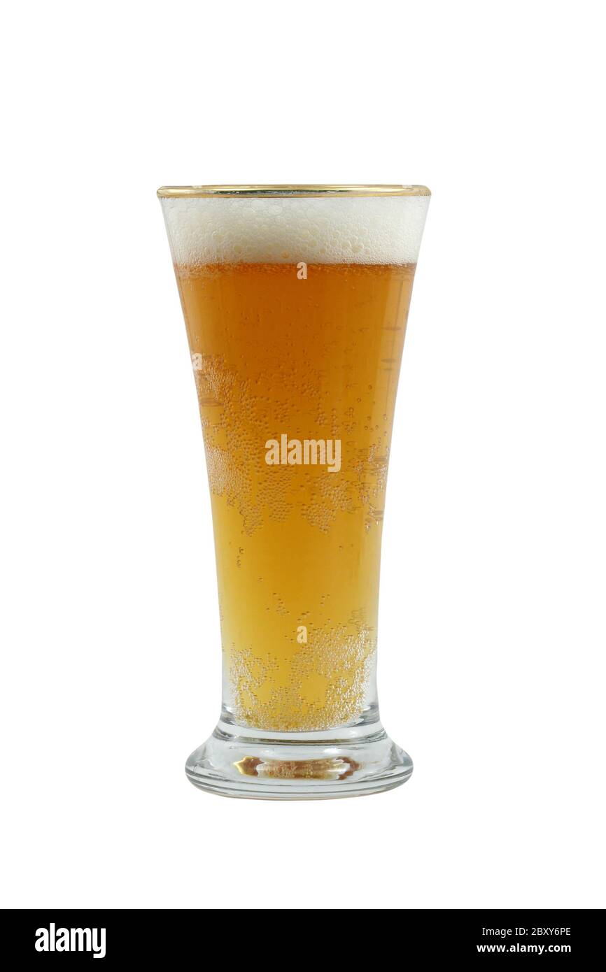 Un verre de bière Pilsner isolés Banque D'Images