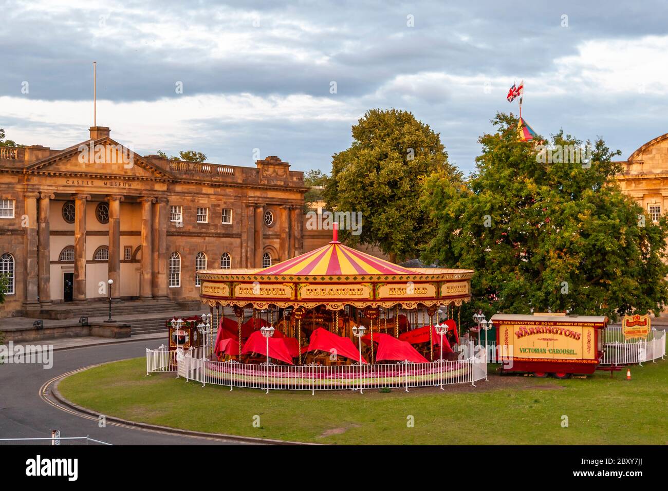 Viktorian Carousel en face du York Castle Museum, Yorkshire, Angleterre, Royaume-Uni Banque D'Images