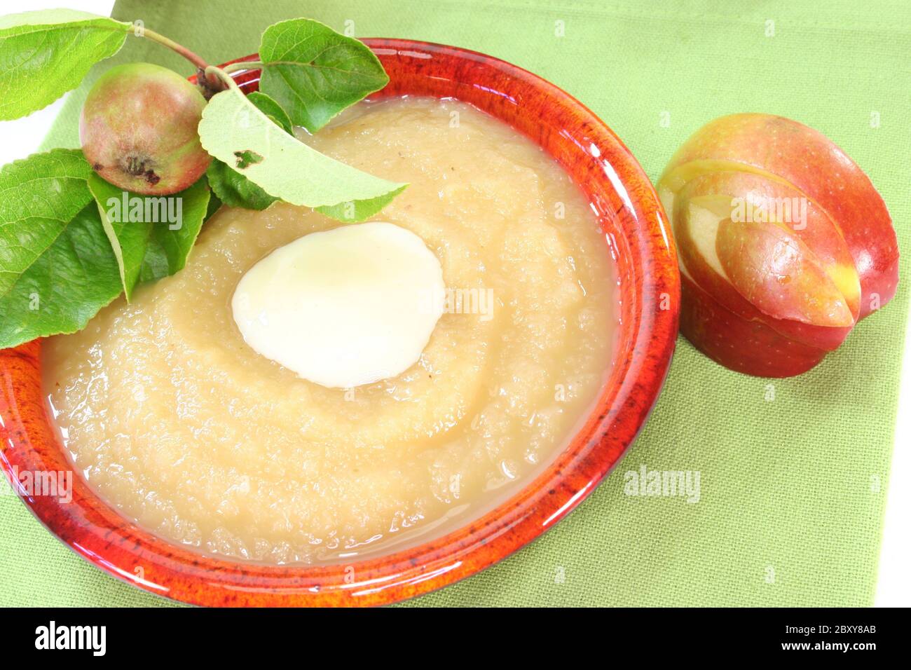 sauce aux pommes avec sauce à la vanille Banque D'Images