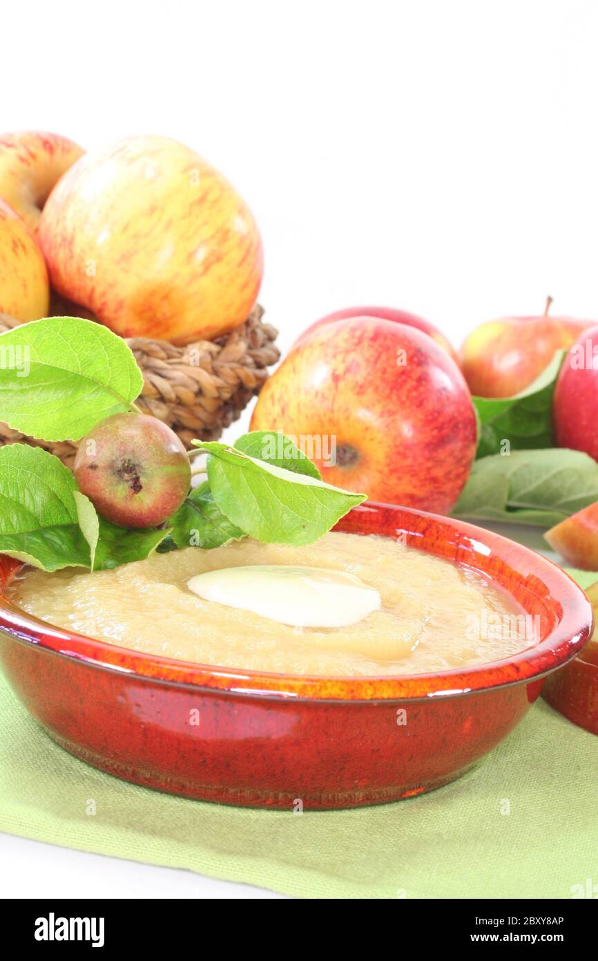 sauce aux pommes avec sauce à la vanille Banque D'Images