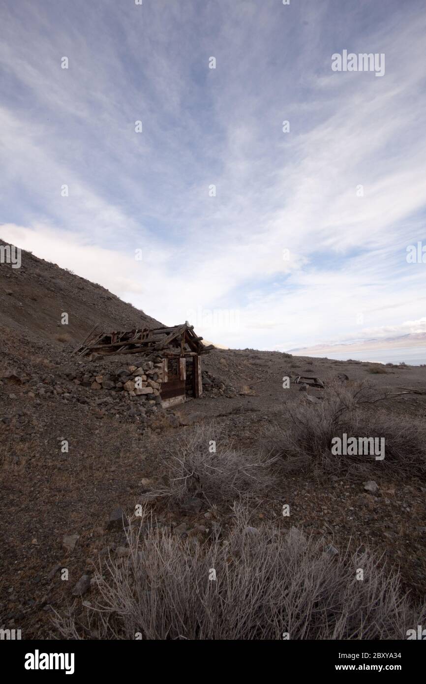 Une vieille cabane abandonnée dans le désert. scenic house travel shack solitude Banque D'Images