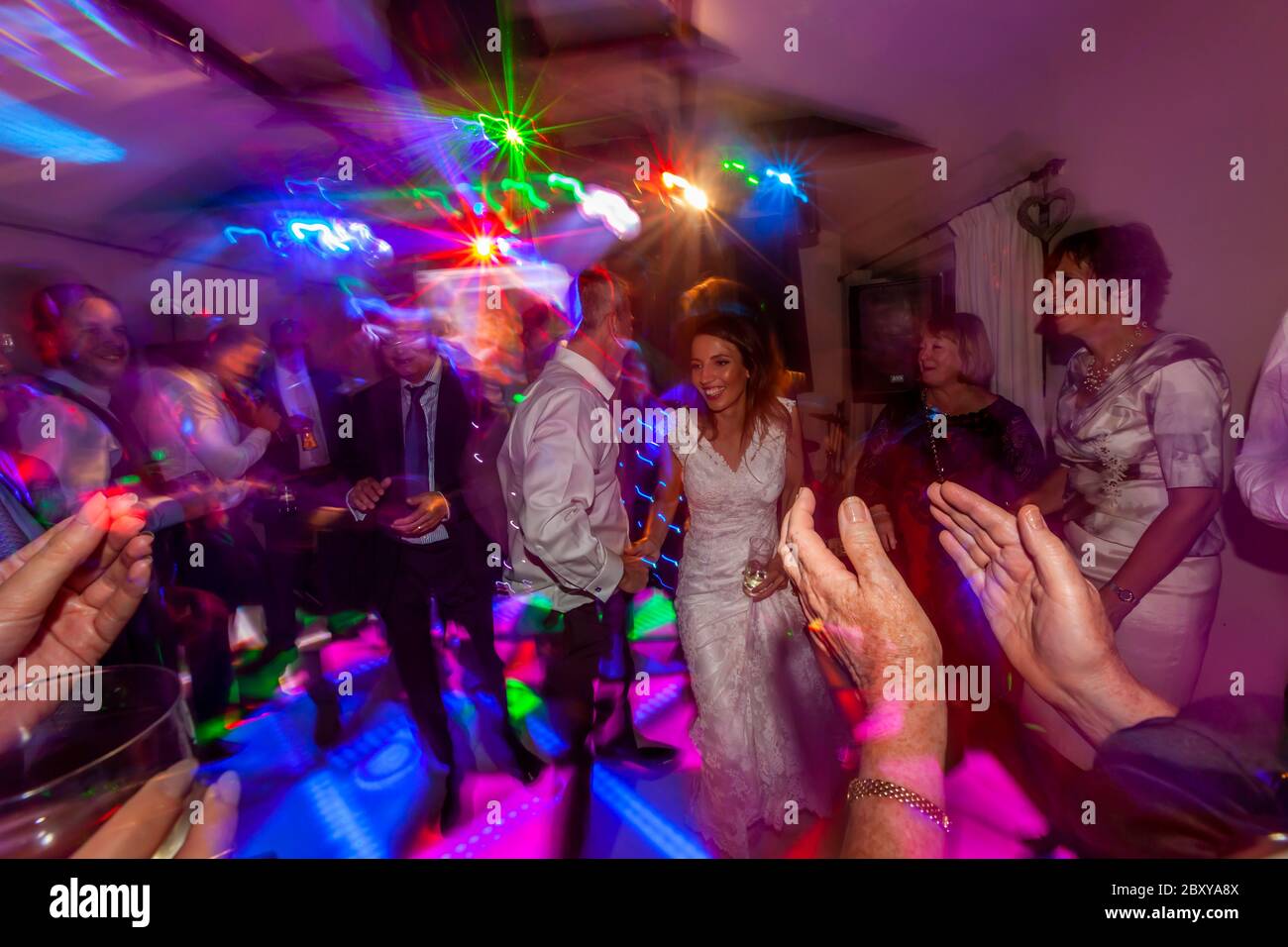 La fièvre disco exubérante de la fête de mariage. Mariage dans le sud de Cambridgeshire, Angleterre Banque D'Images