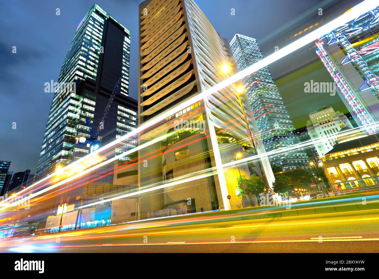 Sentiers lumineux sur le fond moderne de l'édifice à Hong Kong Banque D'Images