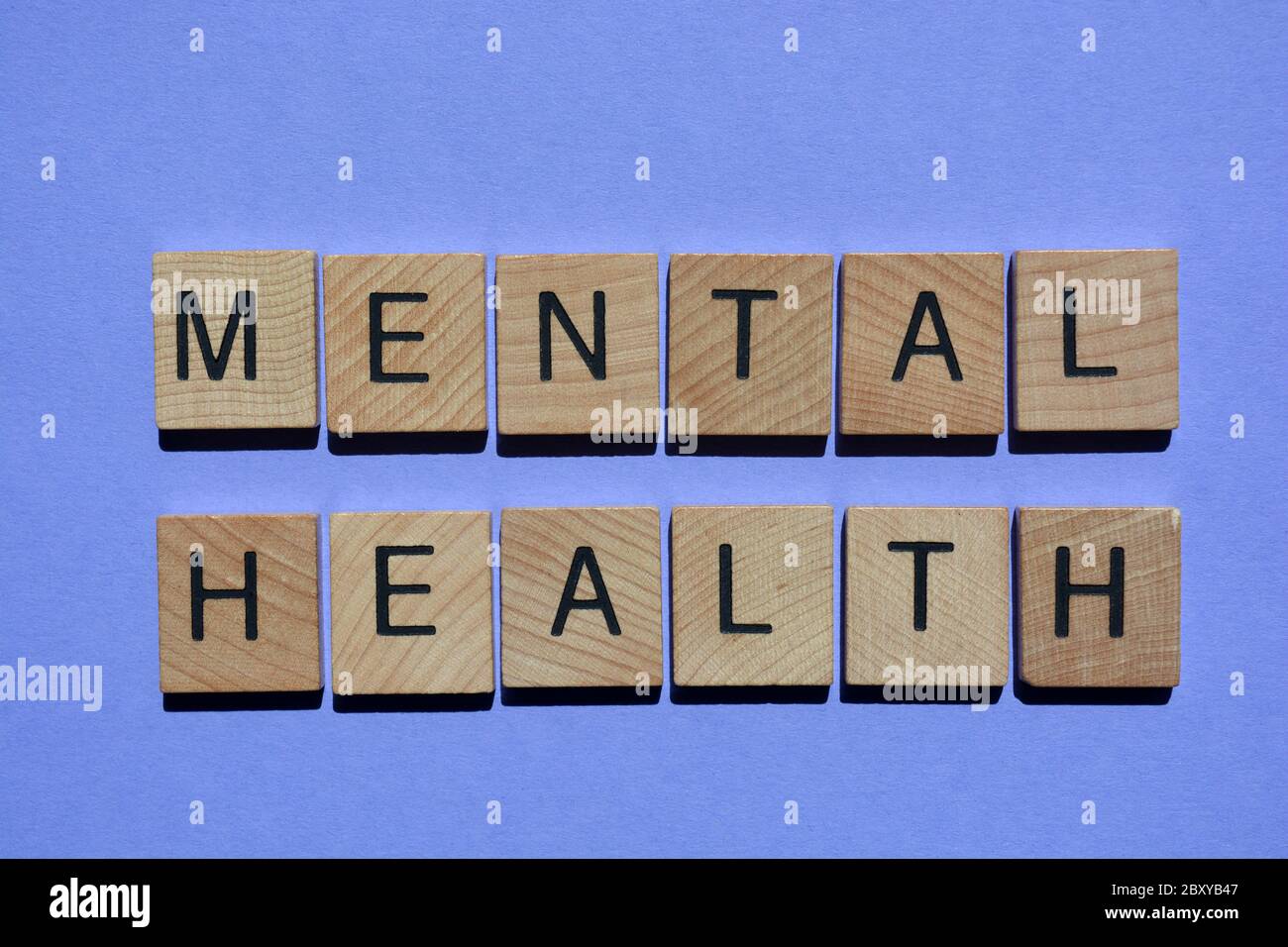 Santé mentale, mots en lettres en bois 3d isolées sur fond violet Banque D'Images
