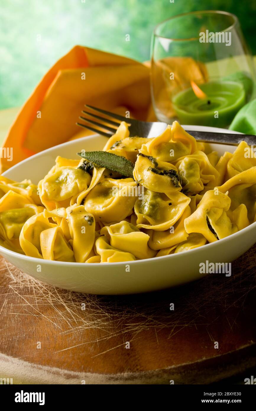 Tortellini au beurre et sauge à fond vert Banque D'Images