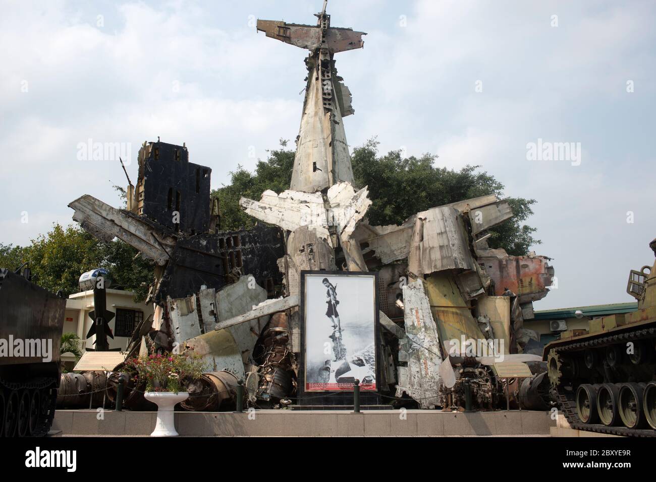 L'épave d'un bombardier américain B-52 écrasé exposé au Vietnam Military History Museum, Hanoi. Banque D'Images