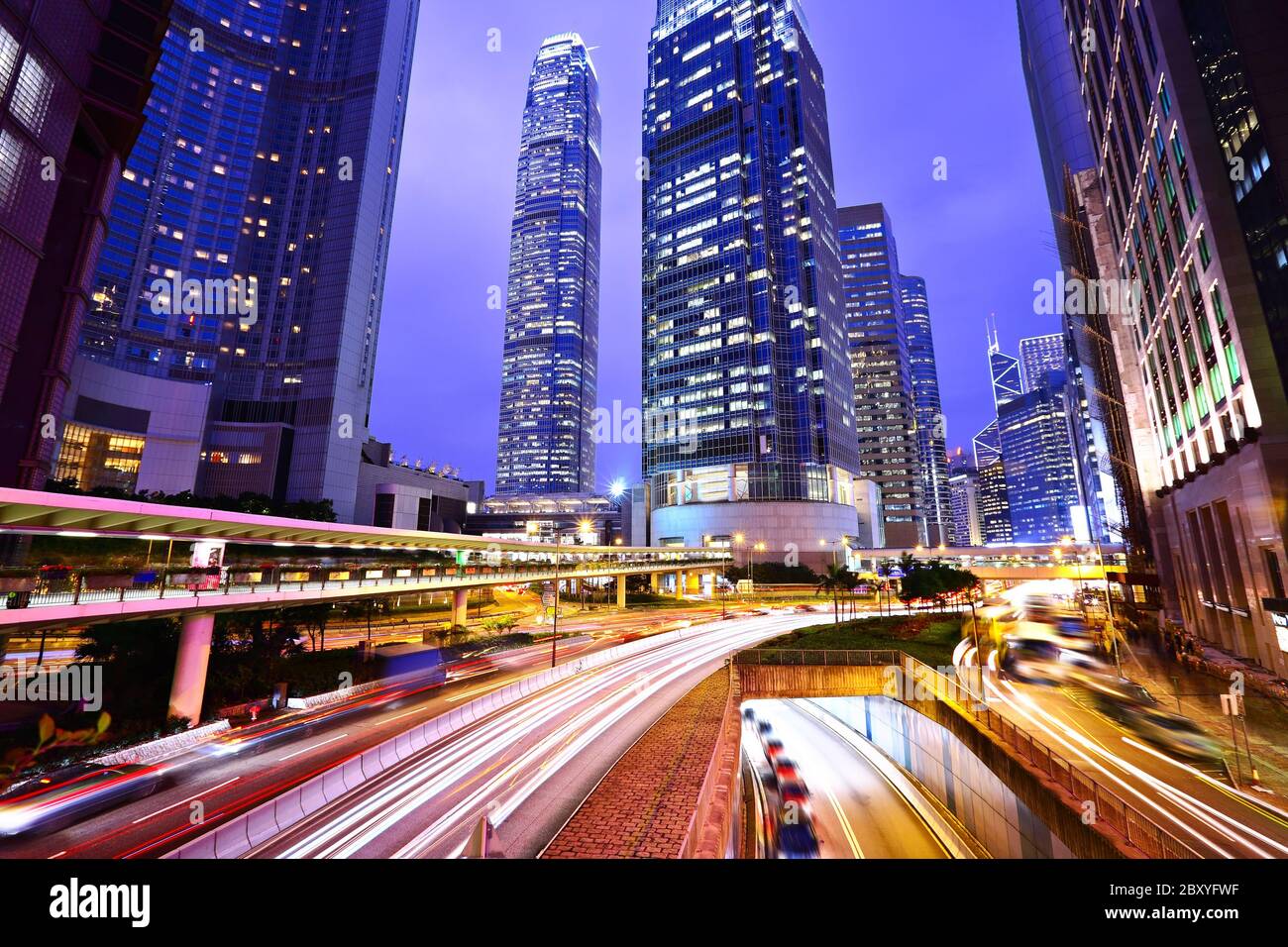 Au centre-ville de la circulation de nuit Banque D'Images