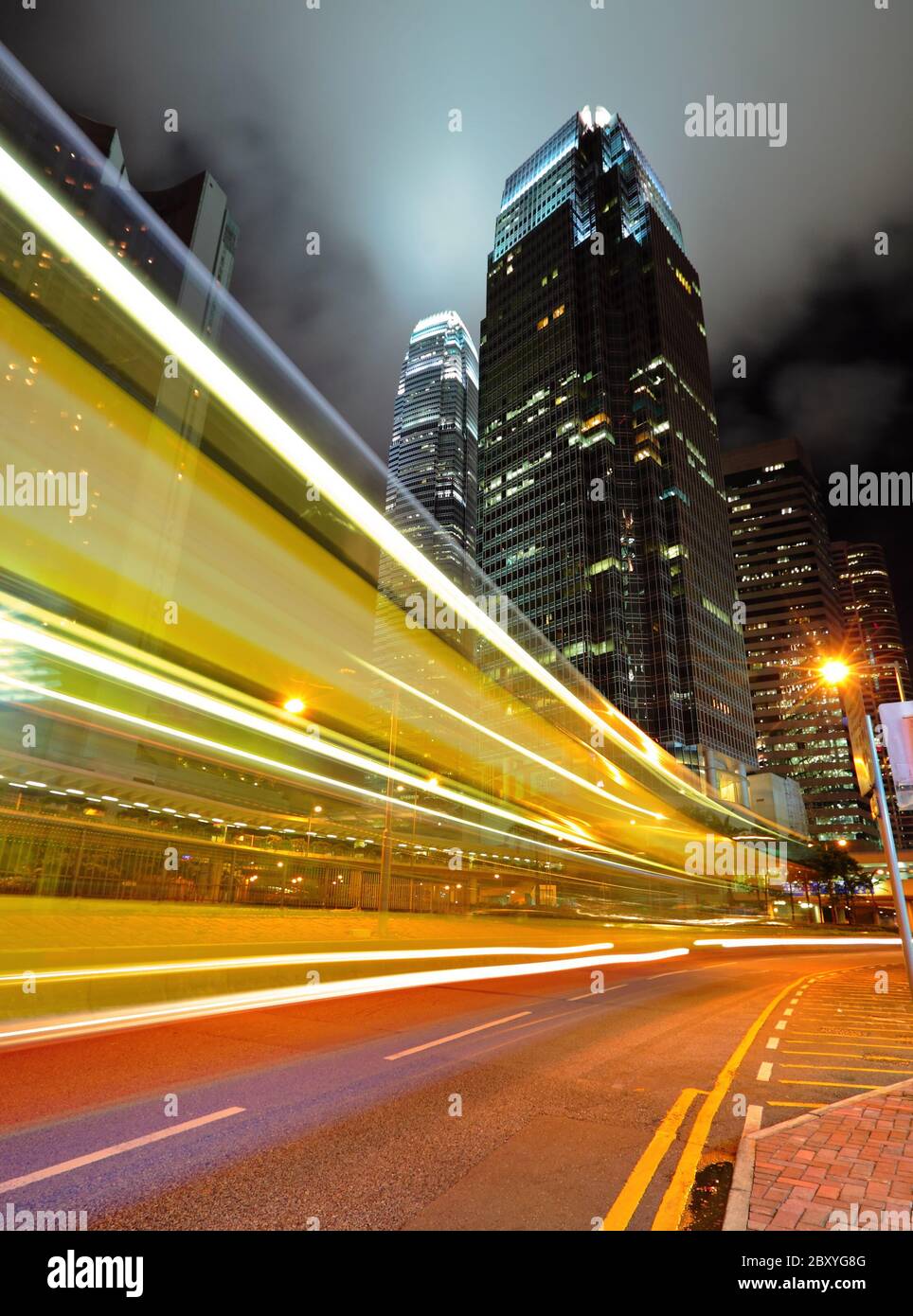 sentiers lumineux sur le fond moderne du bâtiment Banque D'Images