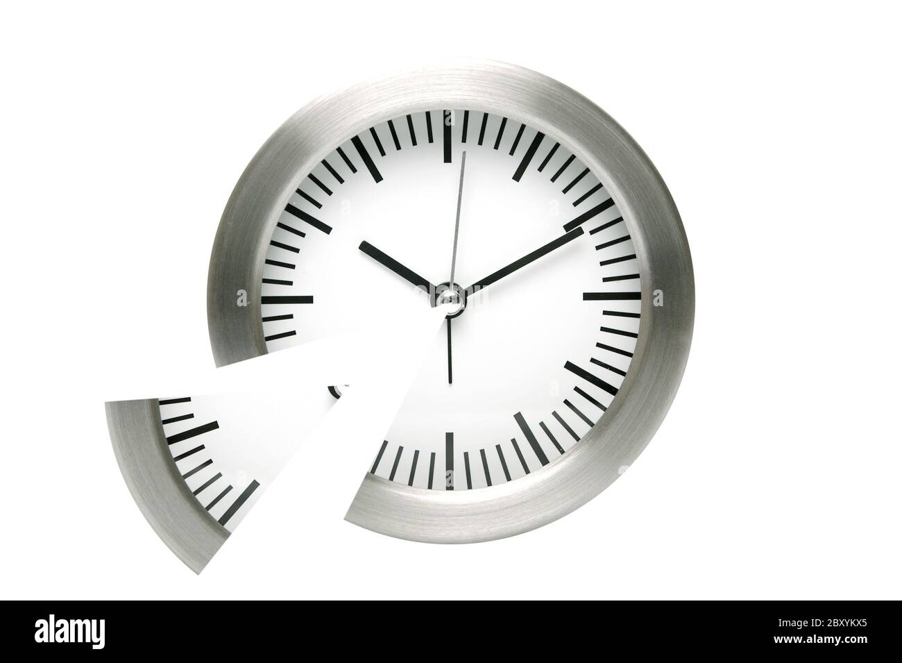 Une horloge analogique sur un banc en bois Banque D'Images