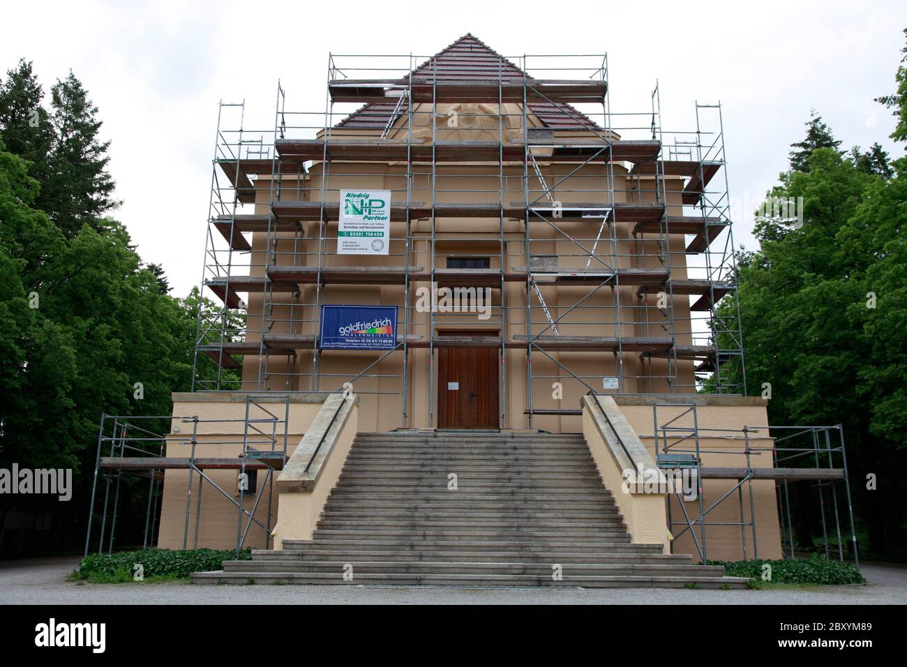 Detail am Krematorium von 1913 am Luthersteig am südlichen Ende des Friedhofs am Übergang zum Ölberggarten in Görlitz nach dem Entwurf von Heinrich Kü Banque D'Images