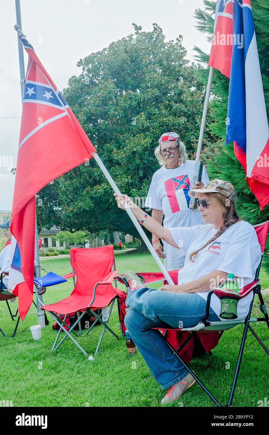 Les Mississippians protestent contre le retrait d'un emblème confédéré du drapeau de l'État du Mississippi, le 10 août 2016, à Greenwood, Mississippi. Banque D'Images