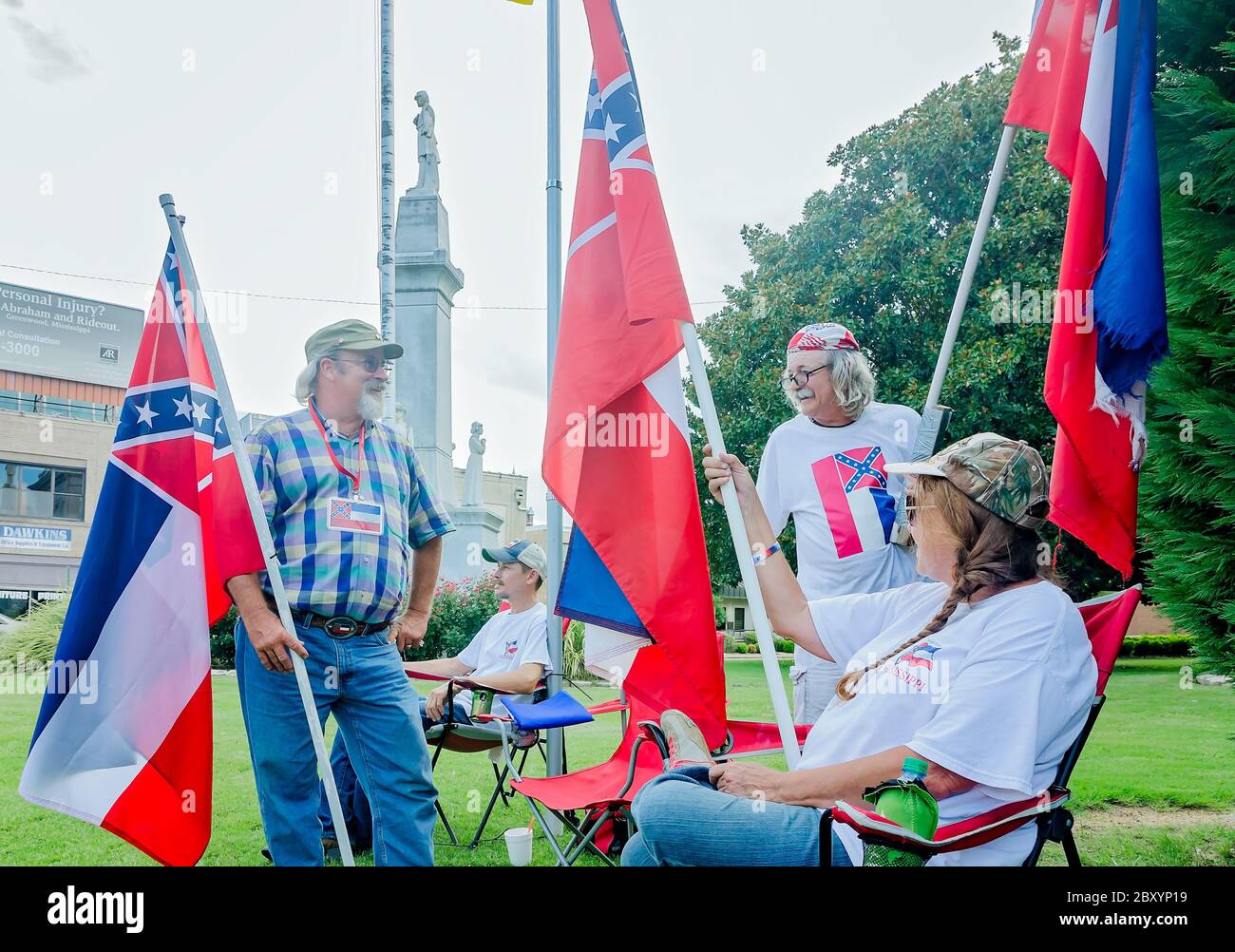 Les Mississippians protestent contre le retrait d'un emblème confédéré du drapeau de l'État du Mississippi, le 10 août 2016, à Greenwood, Mississippi. Banque D'Images