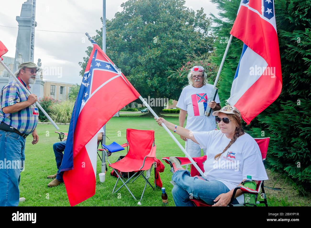 Les Mississippians protestent contre le retrait d'un emblème confédéré du drapeau de l'État du Mississippi, le 10 août 2016, à Greenwood, Mississippi. Banque D'Images