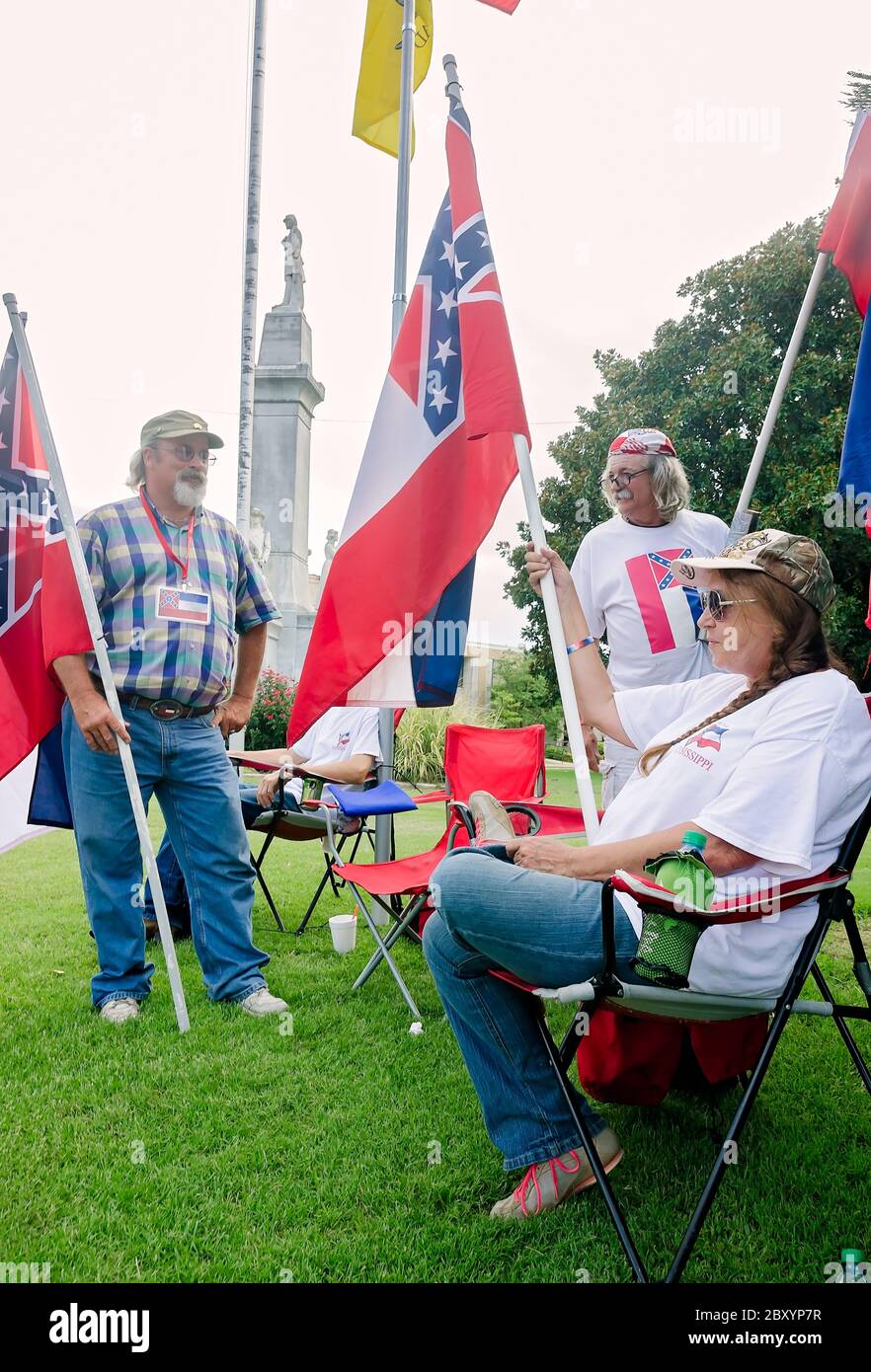 Les Mississippians protestent contre le retrait d'un emblème confédéré du drapeau de l'État du Mississippi, le 10 août 2016, à Greenwood, Mississippi. Banque D'Images