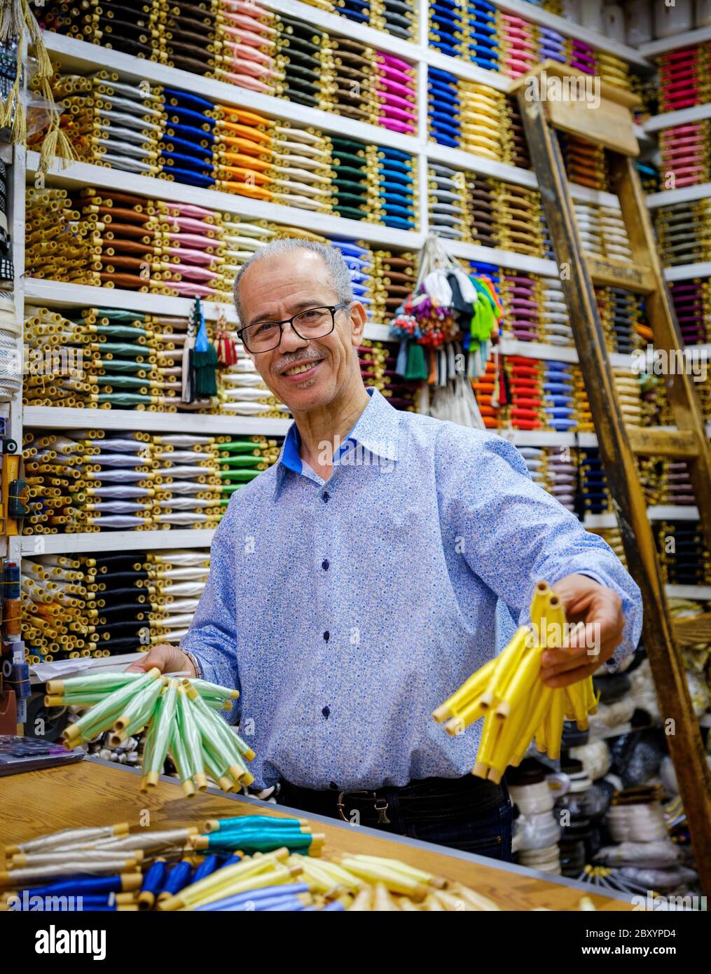 FÈS, MAROC - VERS MAI 2018 : Portrait du marchand marocain à la Médina de Fès el Bali. Est la plus ancienne partie fortifiée de Fès, au Maroc. Banque D'Images