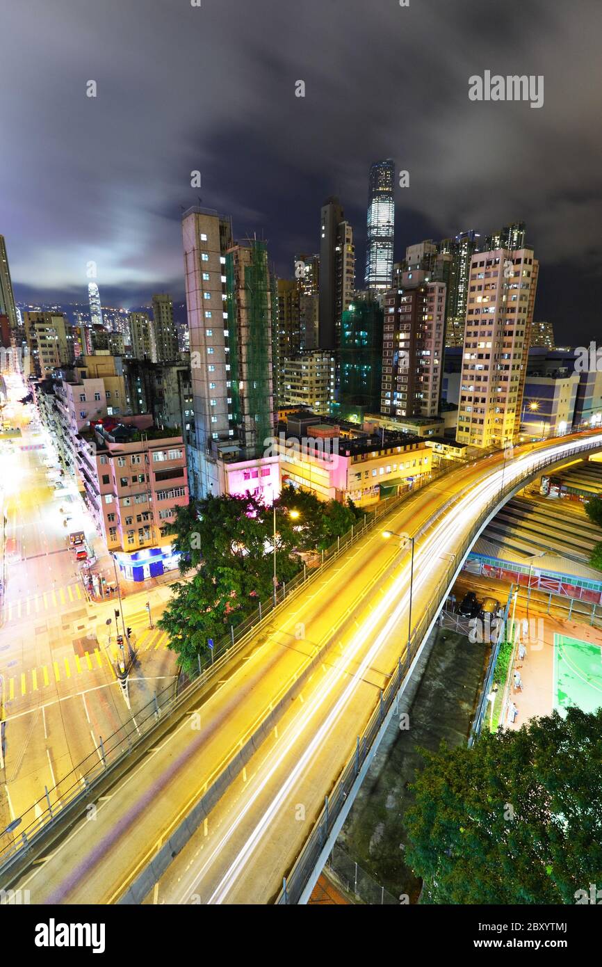 autoroute et centre-ville Banque D'Images