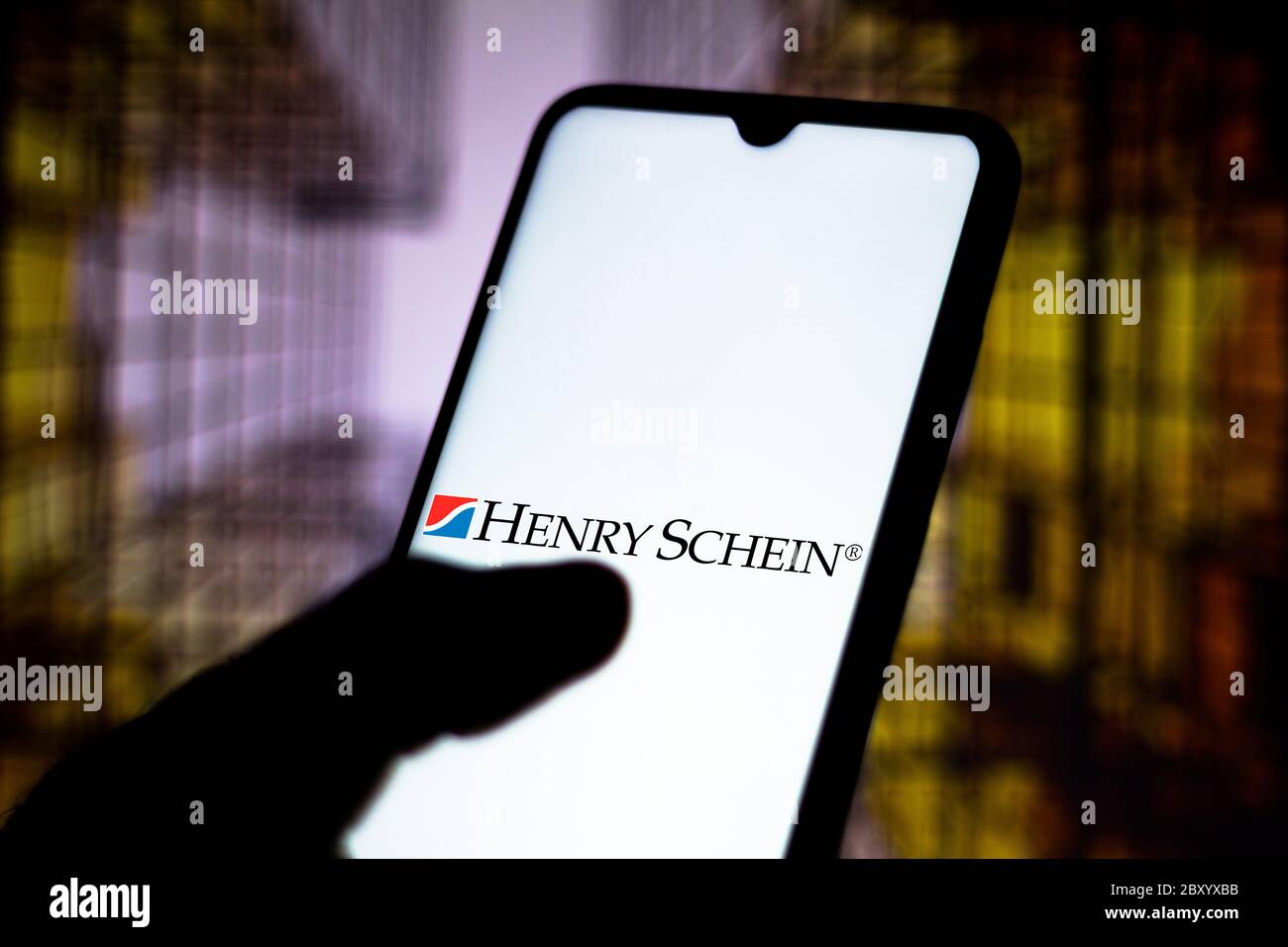 Sur cette photo, un logo Henry Schein apparaît sur un smartphone. Banque D'Images