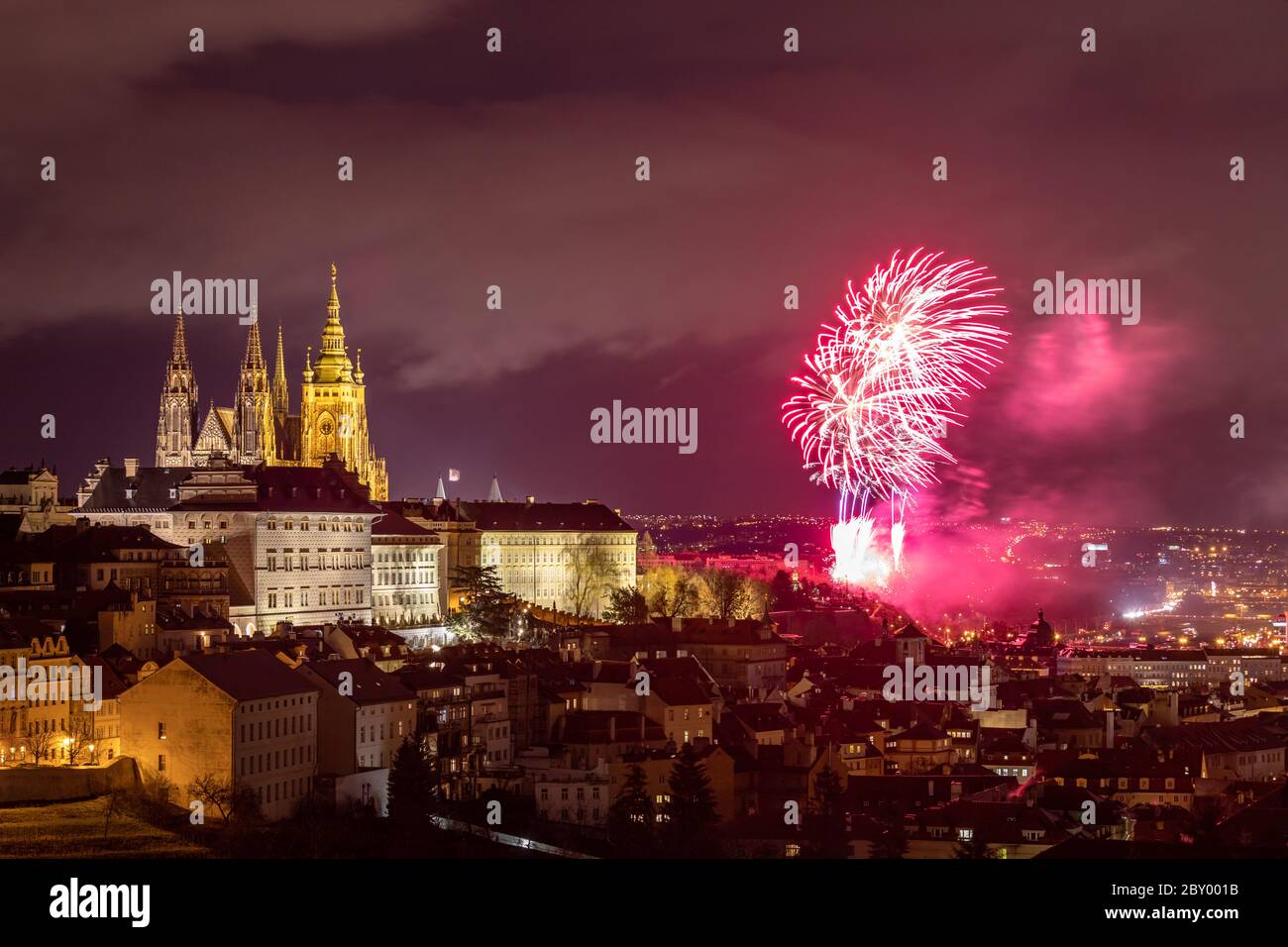 D'artifice sur la vieille ville de Prague, République tchèque. D'artifice du Nouvel An à Prague, Tchéquie. Au cours d'artifice Prague Nouvel An fête près de Vi Banque D'Images