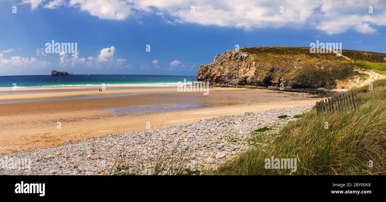 Plage Anse de Pen Hat sur la Presqu'ile de Crozon, Parc naturel régional d'Armorique. Département Finistère, Crozon. Bretagne (Bretagne), France. Banque D'Images