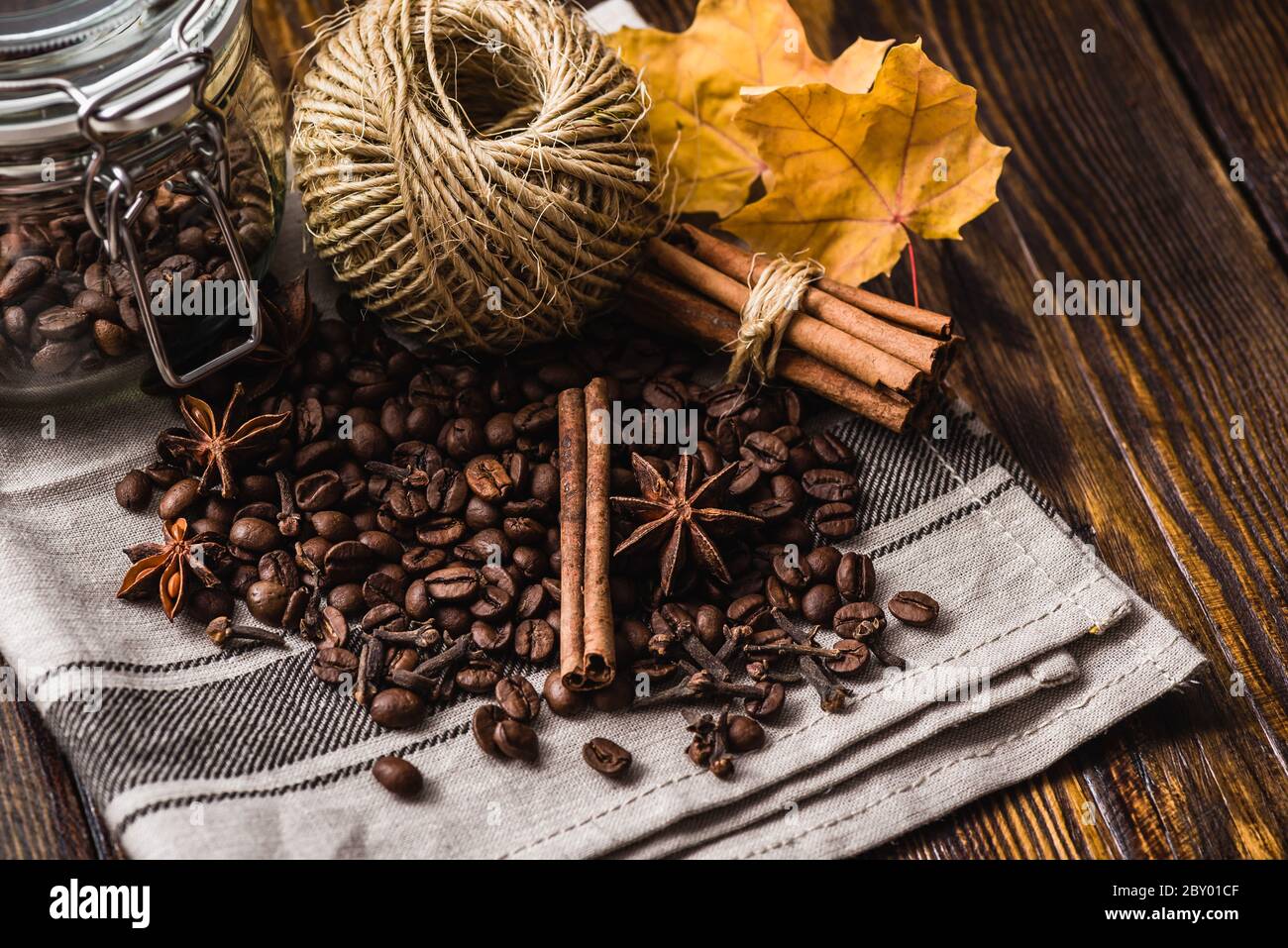 Café en grains avec les feuilles d'automne Banque D'Images