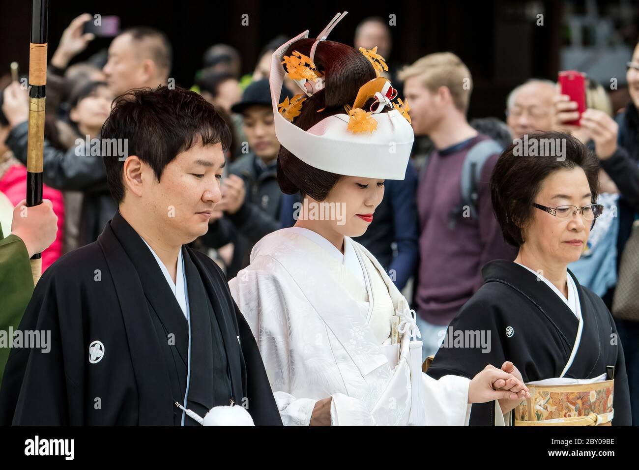 Tokyo Japon 30 octobre 2016 : couple se marient dans des vêtements traditionnels japonais au temple Meiji à Tokyo Banque D'Images