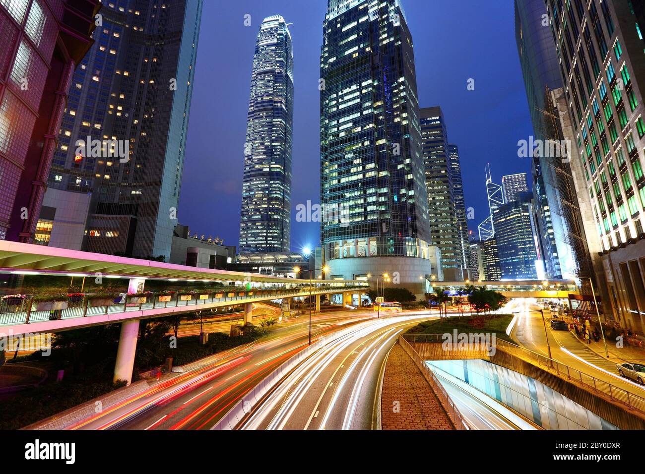 Le trafic et la nuit urbaine Banque D'Images