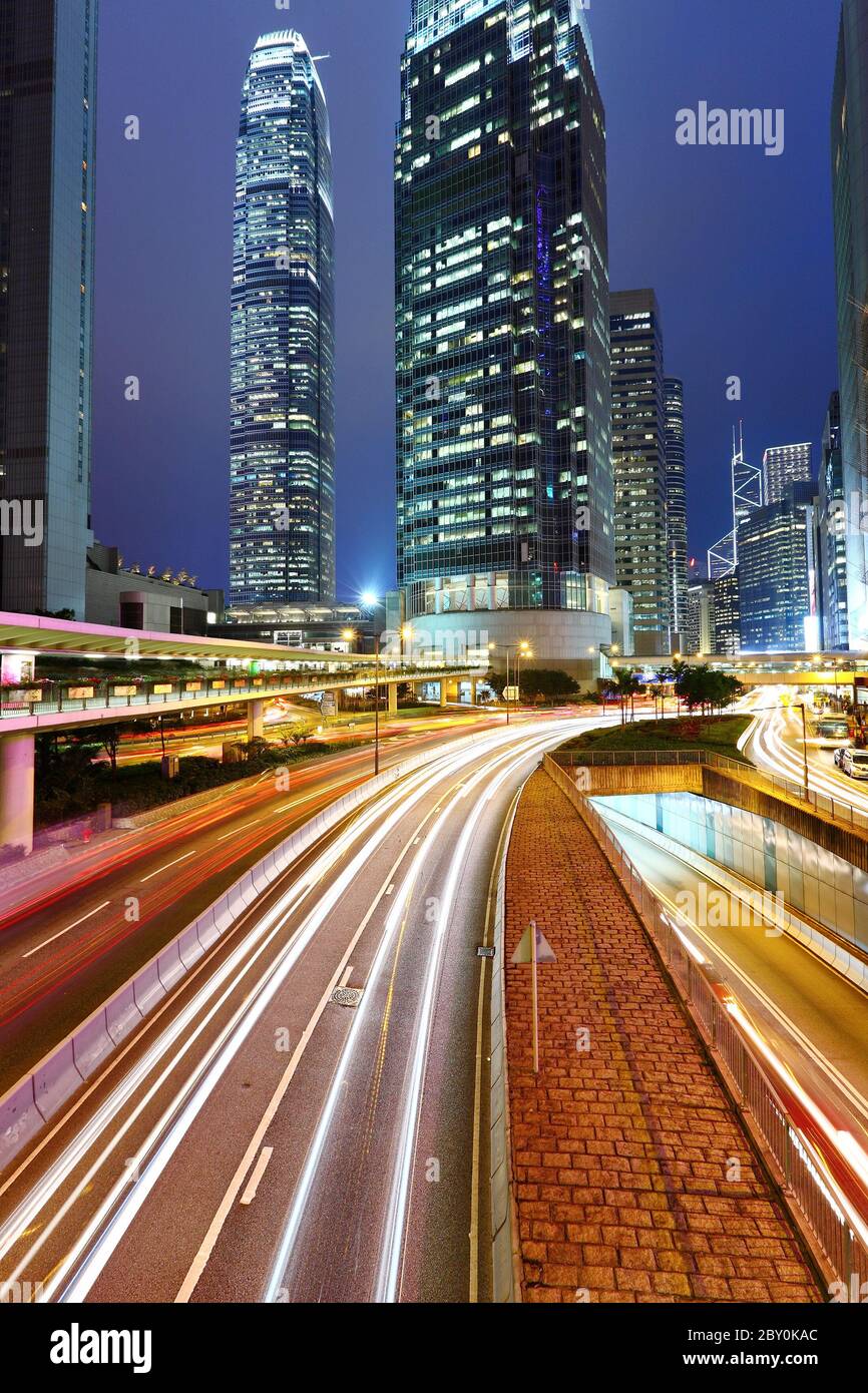 Le trafic et la nuit urbaine Banque D'Images