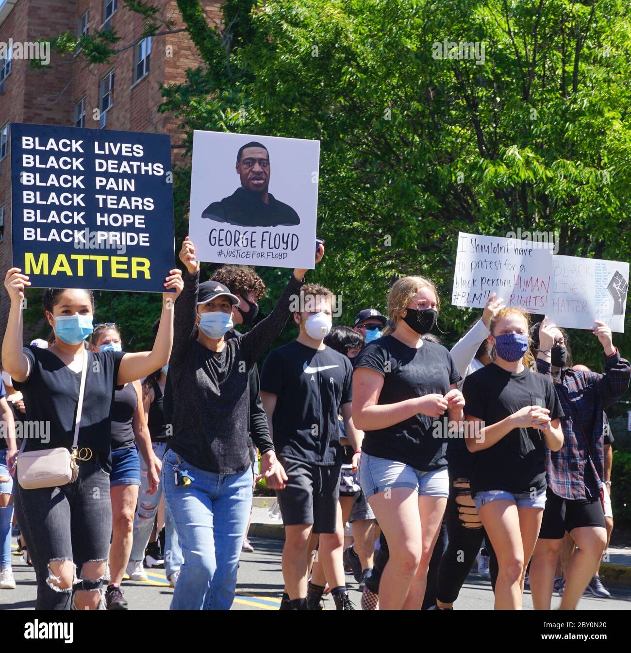 George Floyd Black Lives Matters protestataires- les manifestants défilent dans des fonds - Ridgefield Park, New Jersey USA - 8 juin 2020 Banque D'Images