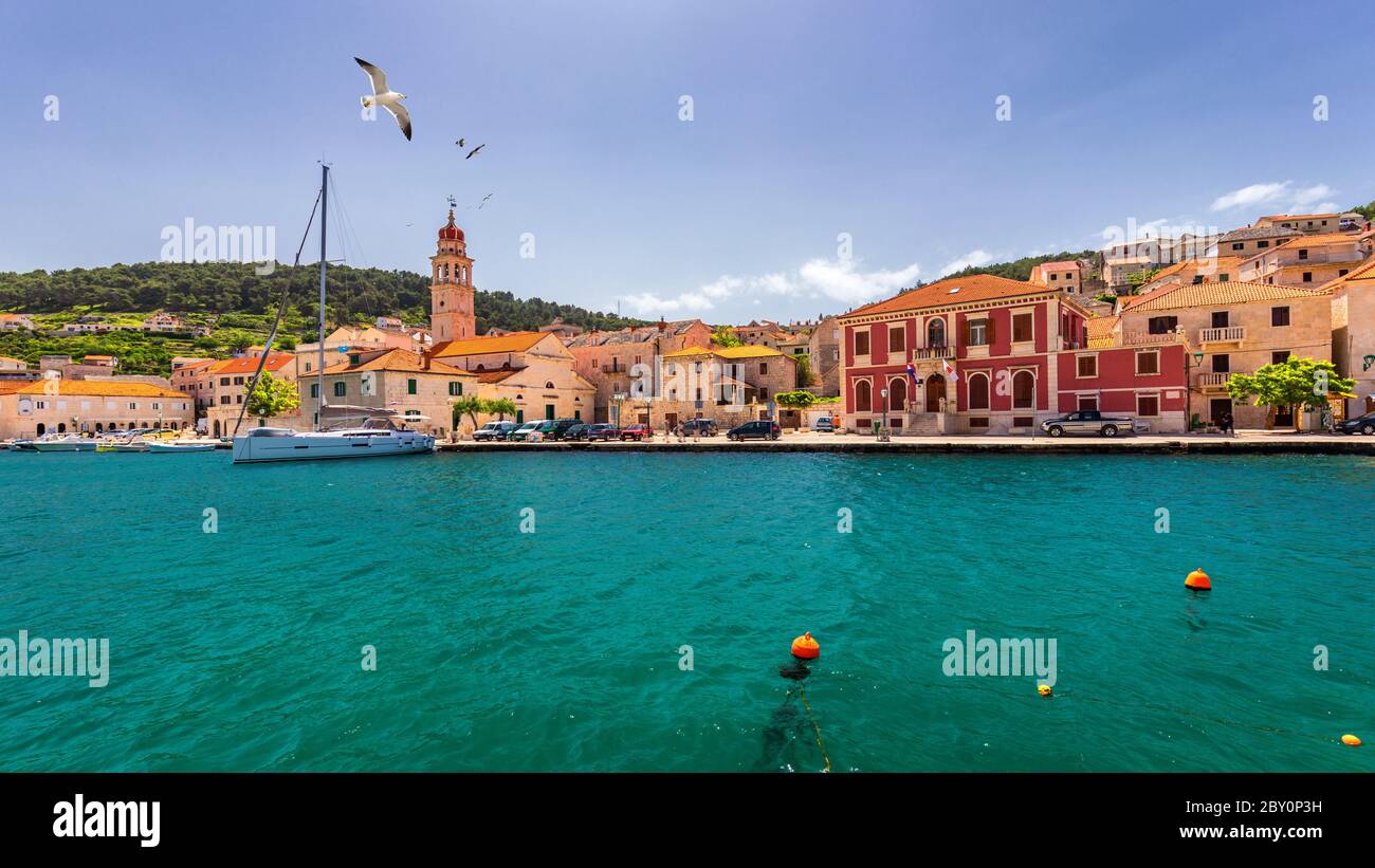 Panorama de la ville pittoresque Sutivan en Croatie, l'île de Brac, l'Europe. La ville de Supetar avec panorama méditerranéen seagull's survolant la ville. La Croatie Banque D'Images