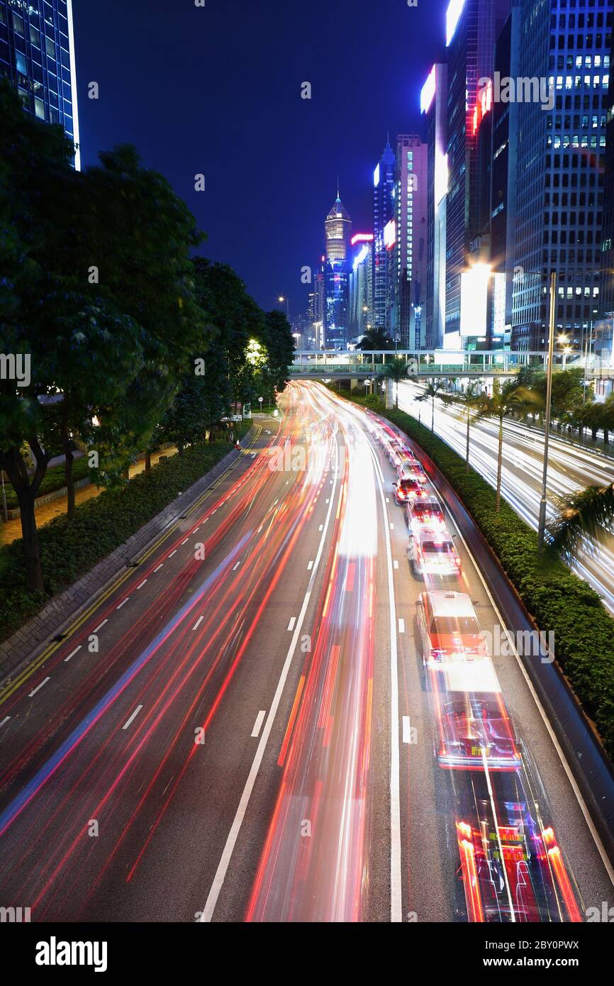 Trafic dans Hong Kong at night Banque D'Images