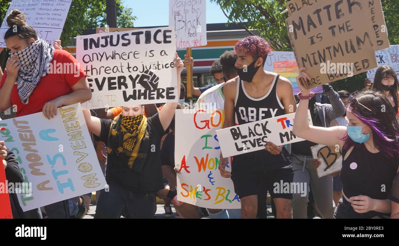 La protestation de George Floyd Black Lives Matter - foule de manifestants tenant des panneaux de paix - Ridgefield Park, New Jersey, USA 8 juin 2020 Banque D'Images