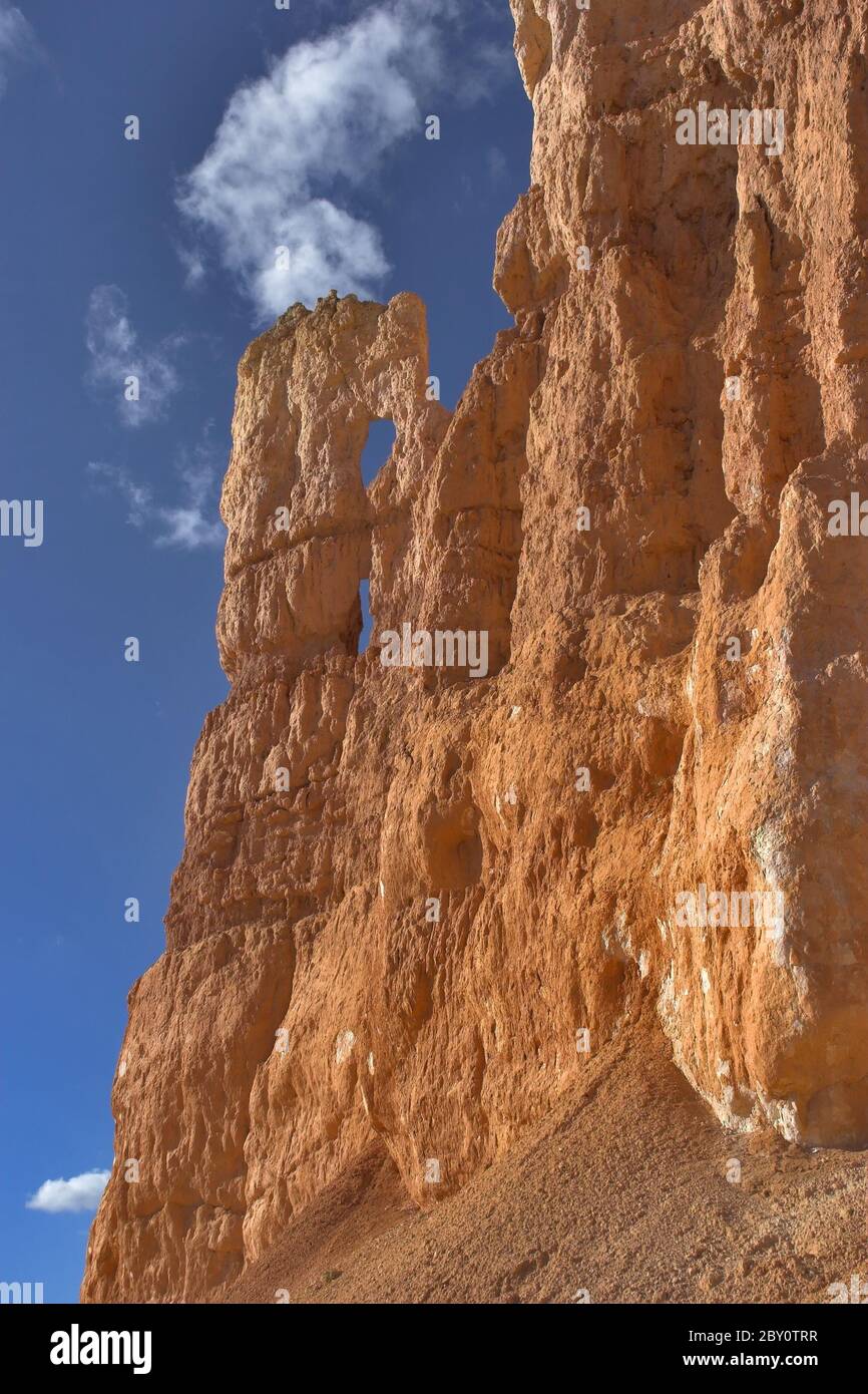 Mur en pierre naturelle avec fenêtres Banque D'Images