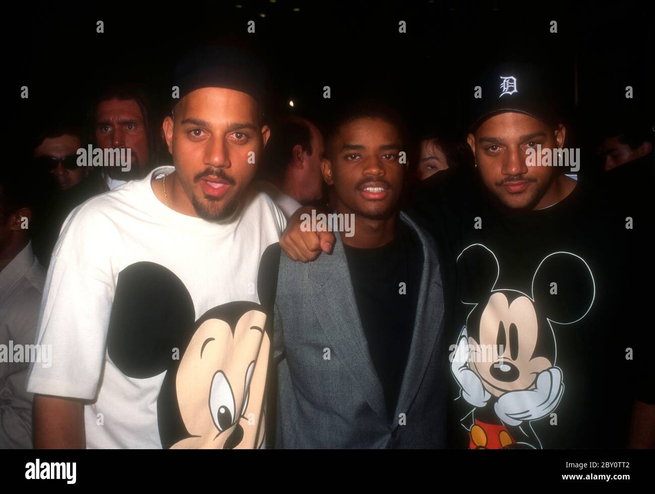 Los Angeles, Californie, États-Unis 2 octobre 1995 (L-R) réalisateur/producteur Albert Hughes, acteur Larenz Tate et réalisateur/producteur Allen Hughes assistent à la première des présidents de Buena Vista Pictures « Dead Presidents » le 2 octobre 1995 au DGA Theatre de Los Angeles, Californie, États-Unis. Photo par Barry King/Alay stock photo Banque D'Images