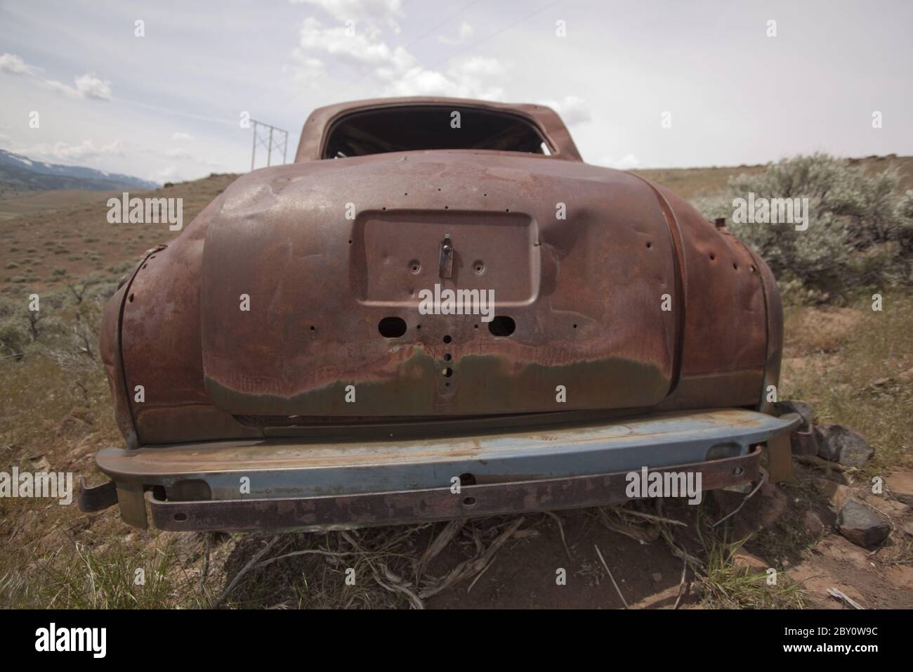 Vieille voiture abandonnée avec trous de balle Banque D'Images