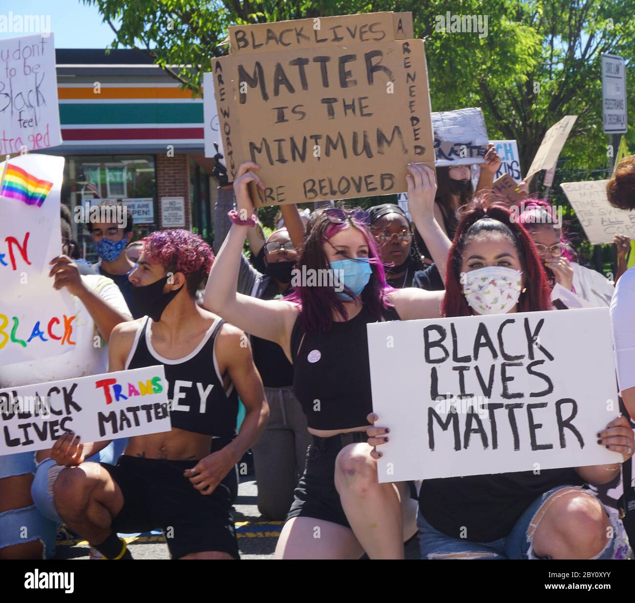 George Floyd Black Lives Matter Protest - jeunes qui prennent un genou tenant des signes Black Lives Matter - Ridgefield Park, New Jersey, USA 8 juin 202 Banque D'Images