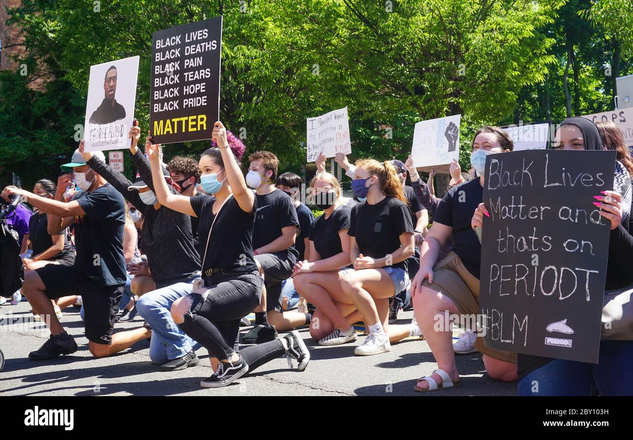 George Floyd Black Lives Matters Protest - une foule se tenant un genou dans la rue tenant des signes de protestation signe de protestation libre de droits photographie - Ridgefield Park, Banque D'Images