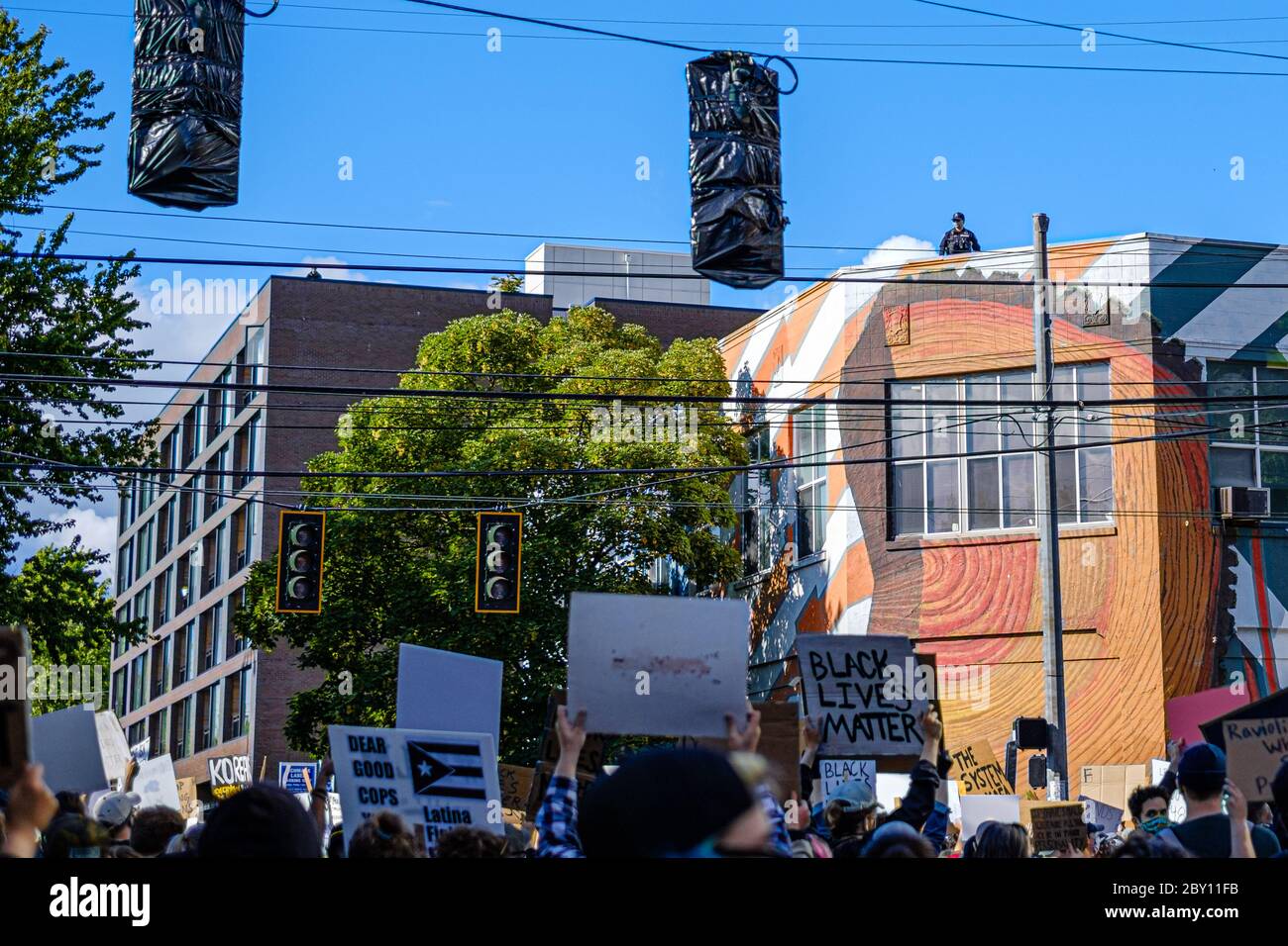 SEATTLE, États-Unis - 6 JUIN 2020 : un policier de Seattle surveille les manifestants contre le racisme près d'un quartier de police Banque D'Images