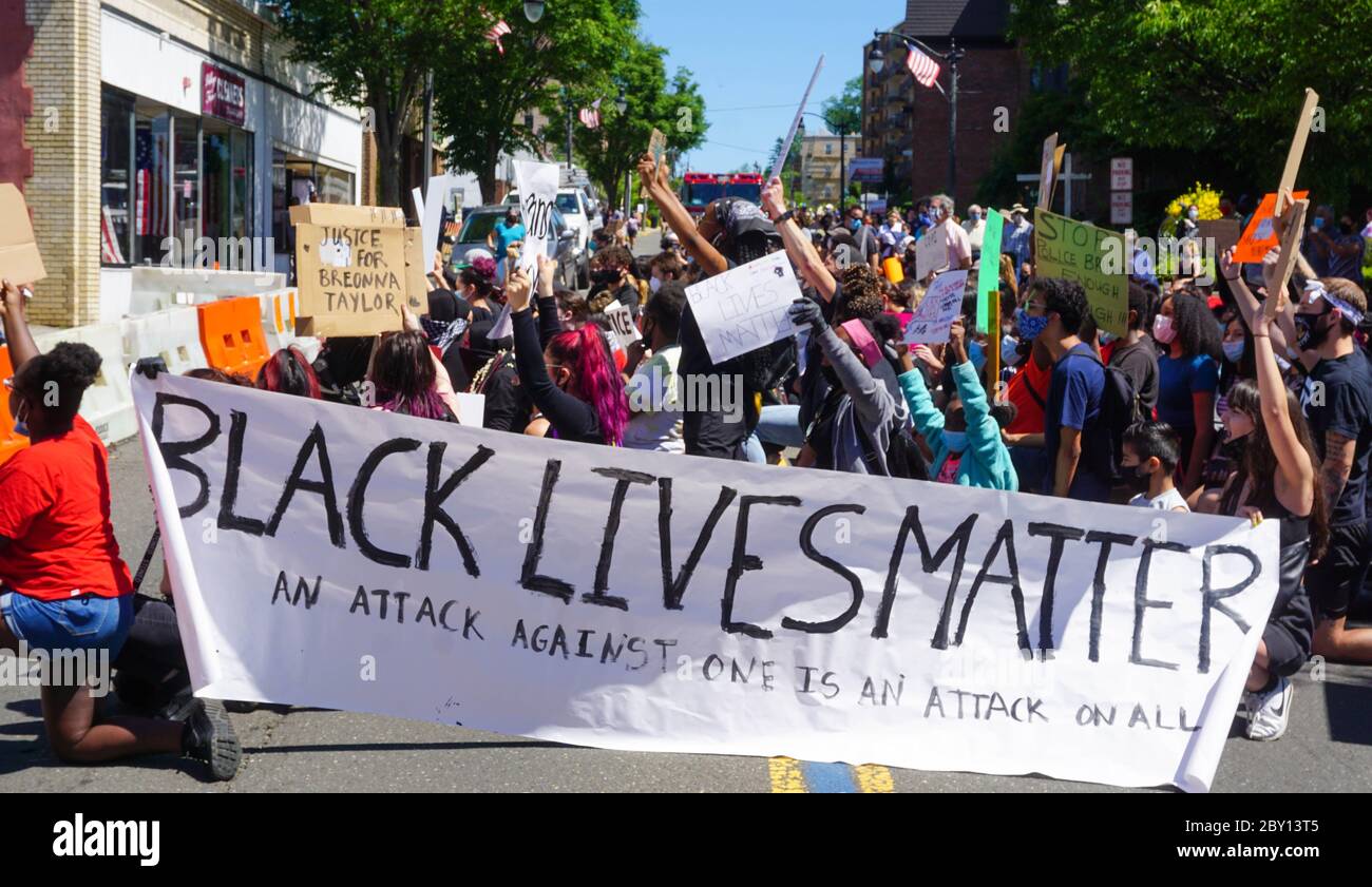 Black Lives Matter Protest George Floyd - IMMENSE Banner Black Lives Matter manifestants au milieu de la rue principale - Ridgefield Park, Bergen County, New Jer Banque D'Images