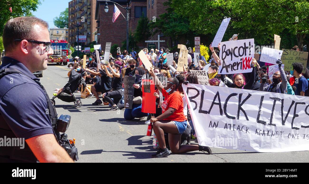 Black Lives Matter Protest George Floyd - un policier se tenant debout pendant que Black Lives Matter Protest au milieu de la rue photographie - Banque D'Images
