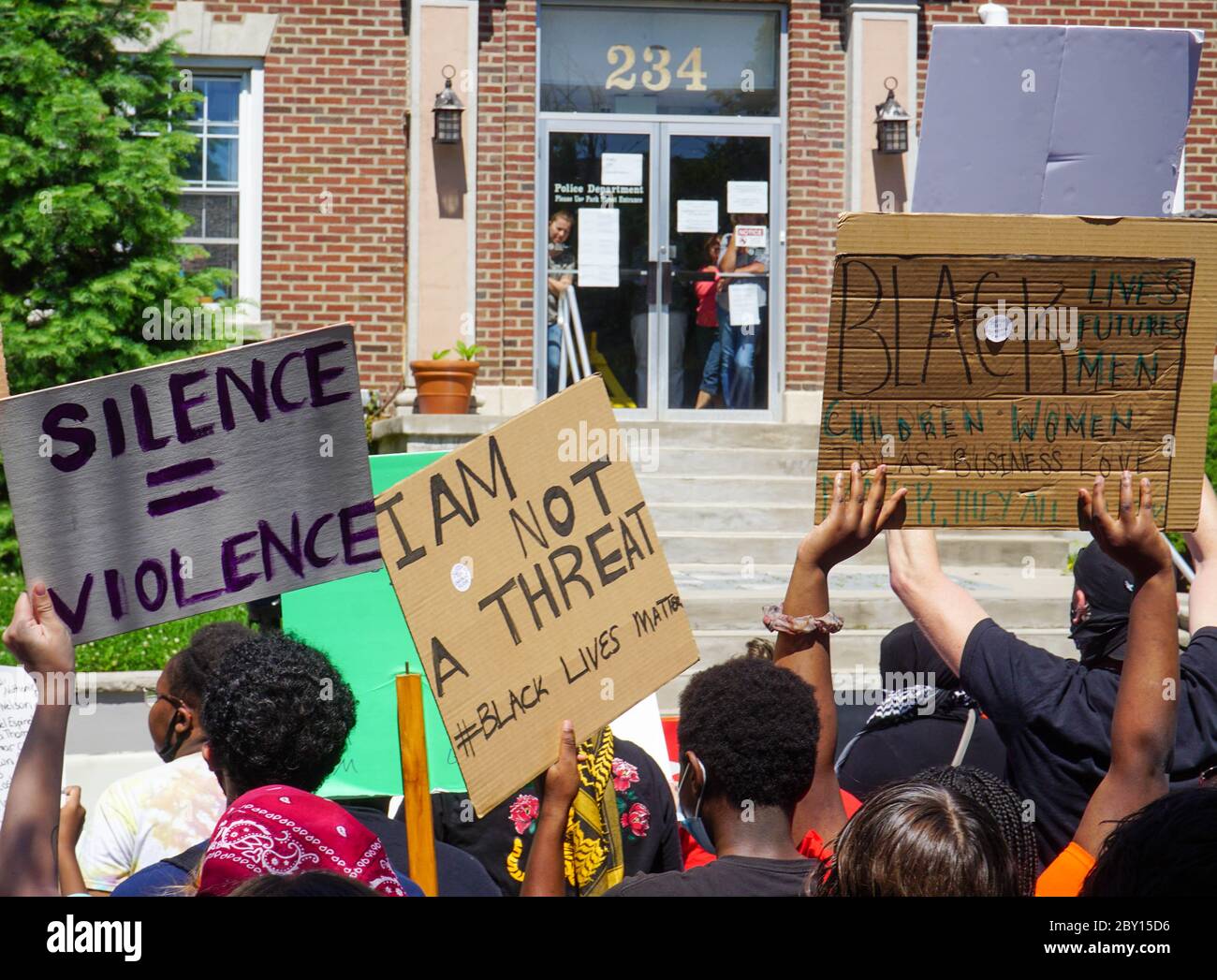 Les vies noires comptent protester George Floyd - foule de manifestants tenant des panneaux devant le poste de police Silence = violence Ridgefield Park Bergen Co Banque D'Images