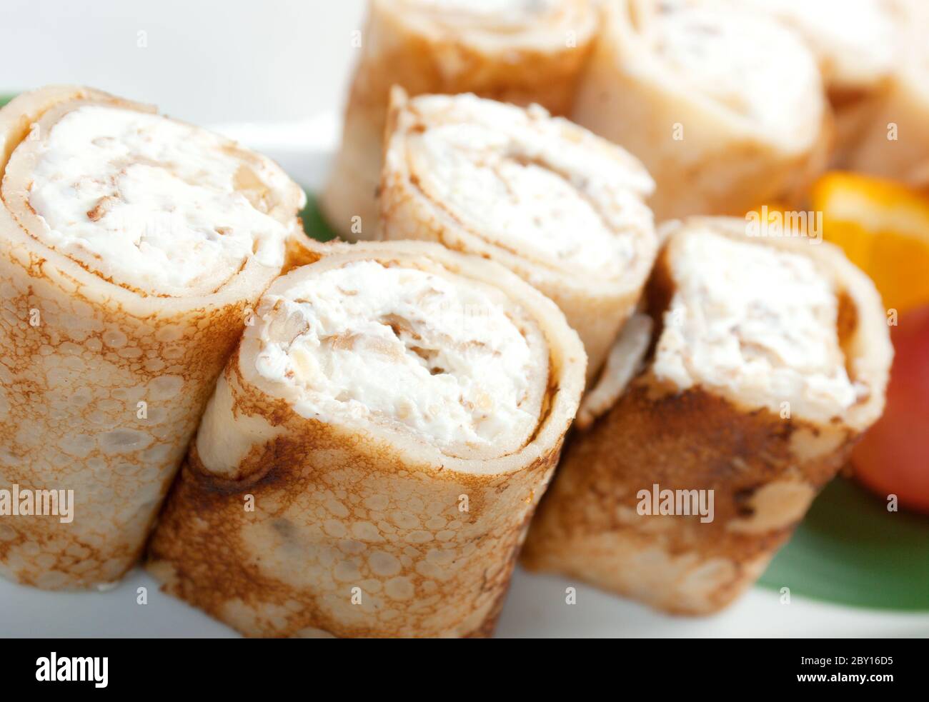 Crêpes farcies avec des chés de cottage Banque D'Images