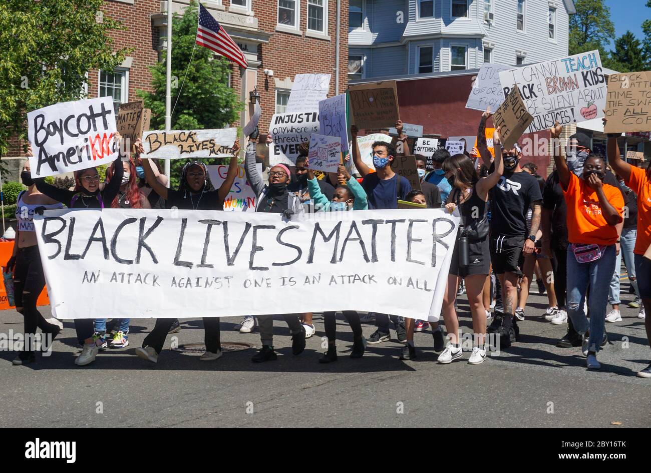 Black Lives Matter Protpression George Floyd - Black Lives Matter Banner défilé dans les rues. Des manifestants défilent en signe de détention - Ridgefield Park Berge Banque D'Images