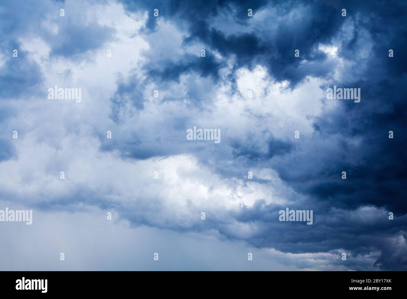 Ciel nuageux ciré, nuages bleu foncé, cumulus blancs, paysage pluvieux d'orages, mauvais temps couvert, panorama nuageux Banque D'Images