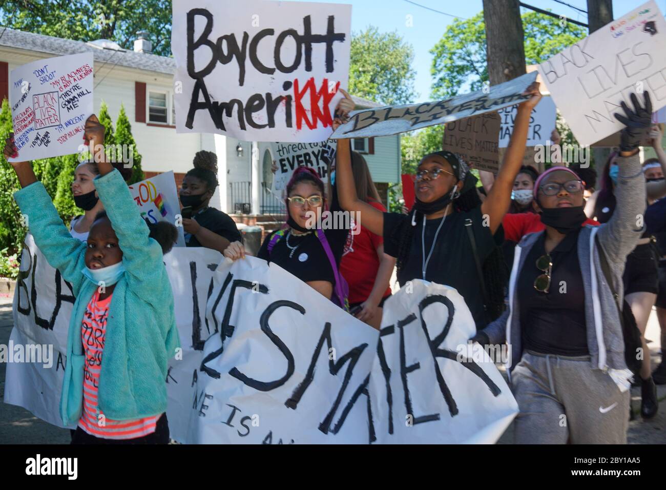 Les personnes qui ont des vies noires comptent protester les manifestants George Floyd - une foule de jeunes qui marchent en tenant des vies noires comptent des signes de la photographie - ridgefield par Banque D'Images