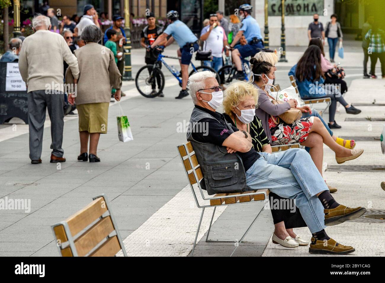 Skopje, Macédoine du Nord. 8 juin 2020. Un couple âgé portant un masque facial s'assoit sur un banc sur la place principale de Skopje, capitale de la Macédoine du Nord, le 8 juin 2020. Crédit: Tomislav Georgiev/Xinhua/Alay Live News Banque D'Images