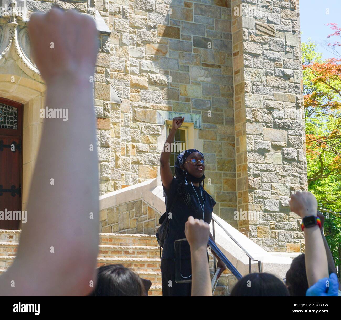 Black Lives Matter Protest George Floyd - Black Power Fist Up Jeune femme noire devant l'église - Ridgefield Park, Bergen County, New Jersey, Etats-Unis Banque D'Images