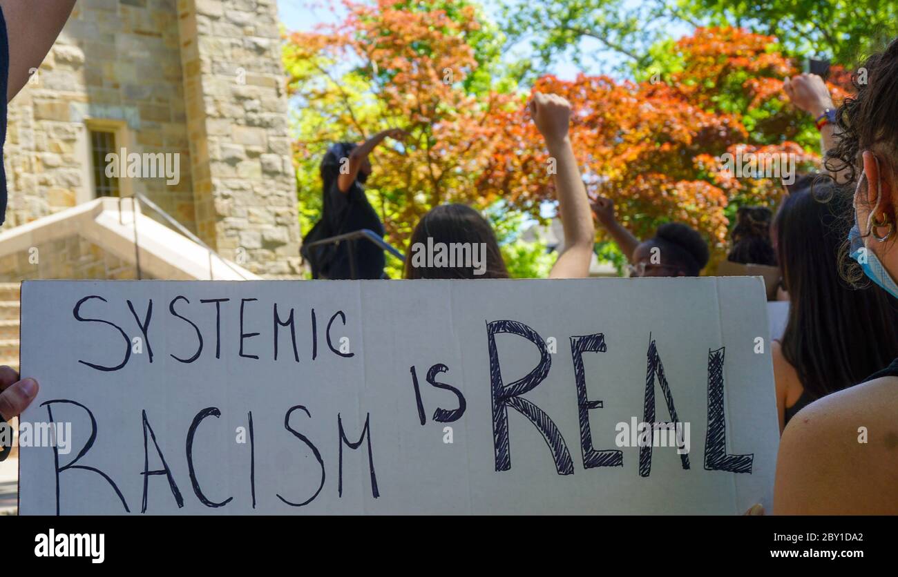 Black Lives Matter Protest George Floyd - le racisme systémique est réel signe dirigé par les jeunes femmes noires - ridgefield Park, comté de bergen, New Jersey, usa Mo Banque D'Images
